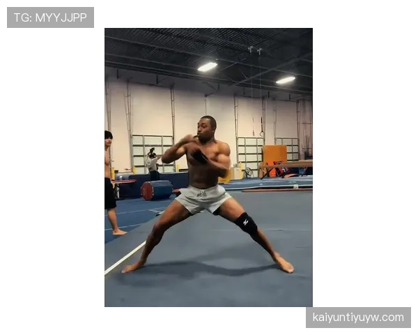 乔丹·汤普森这生活简直像开挂，训练场下却天天在咖啡馆摆pose？