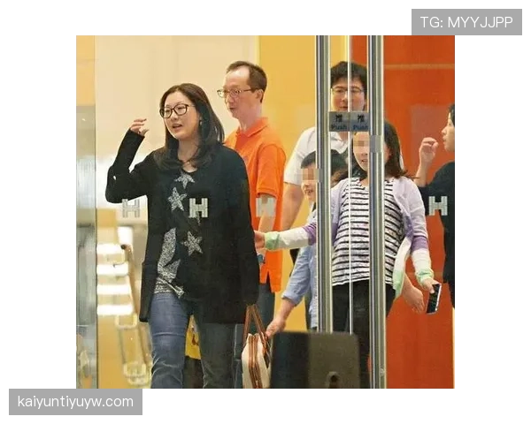 伏明霞出门像去菜市场，结账那刻像进了拍卖场