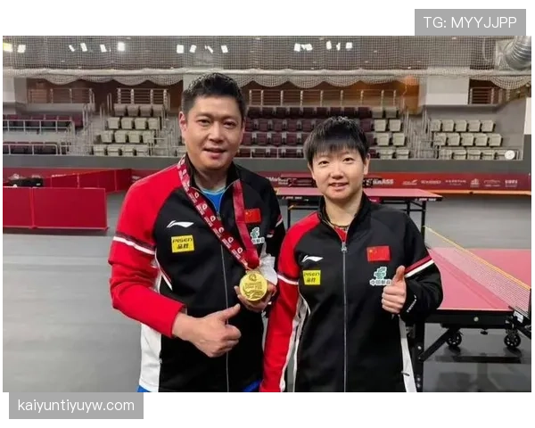 孙颖莎刚打完球还在和粉丝合影，可她手腕那块表让我怀疑人生了